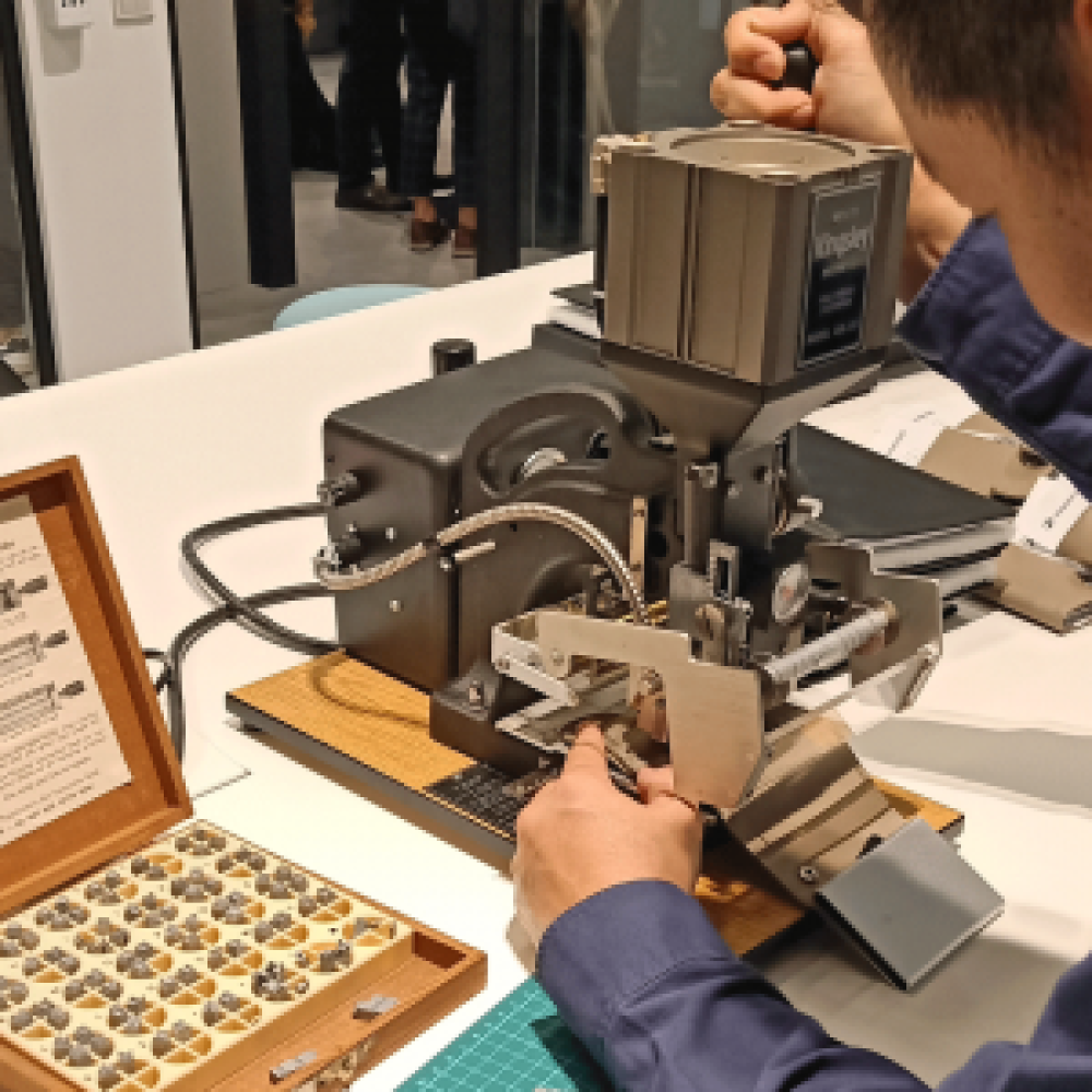 Live_Embossing_3-300x300